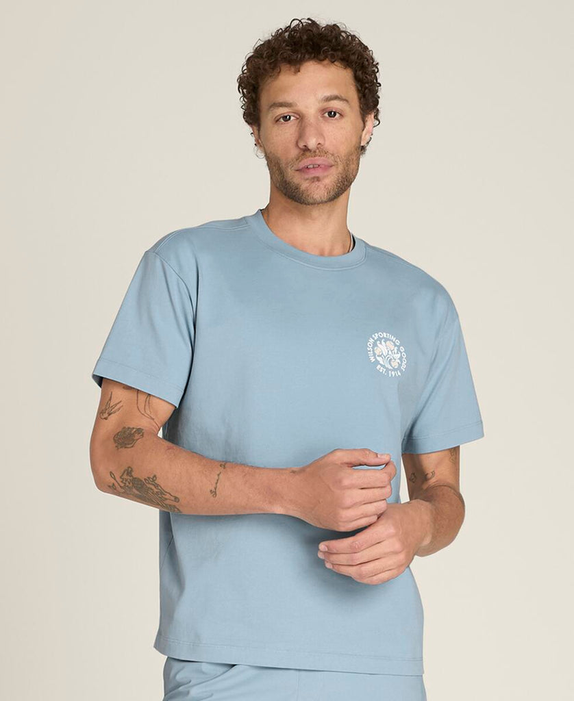 Wilson 薄い燻んだブルーのテニスクロップドTシャツ＆スコート クラシックコットングラフィックTシャツ by Wilson Japan Sportswear