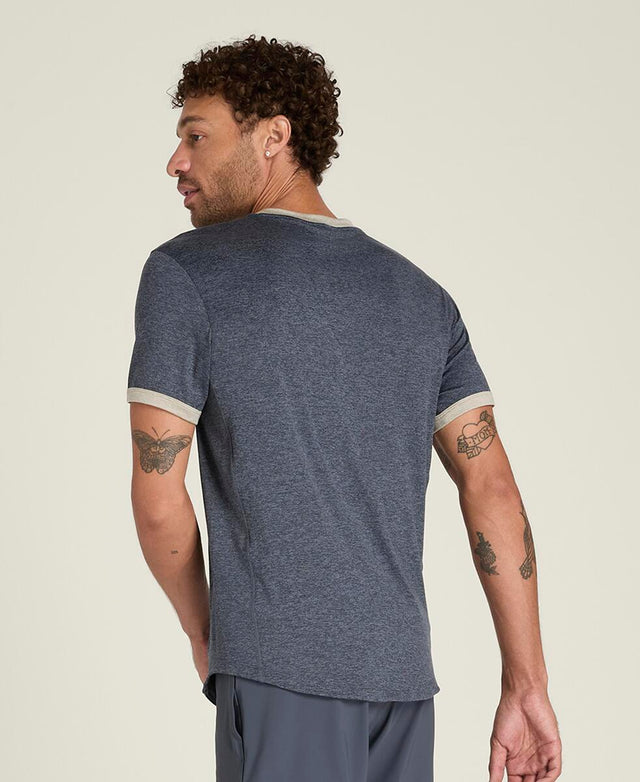 エブリデイ パフォーマンス リンガー Tシャツ  -  ダスクブルー