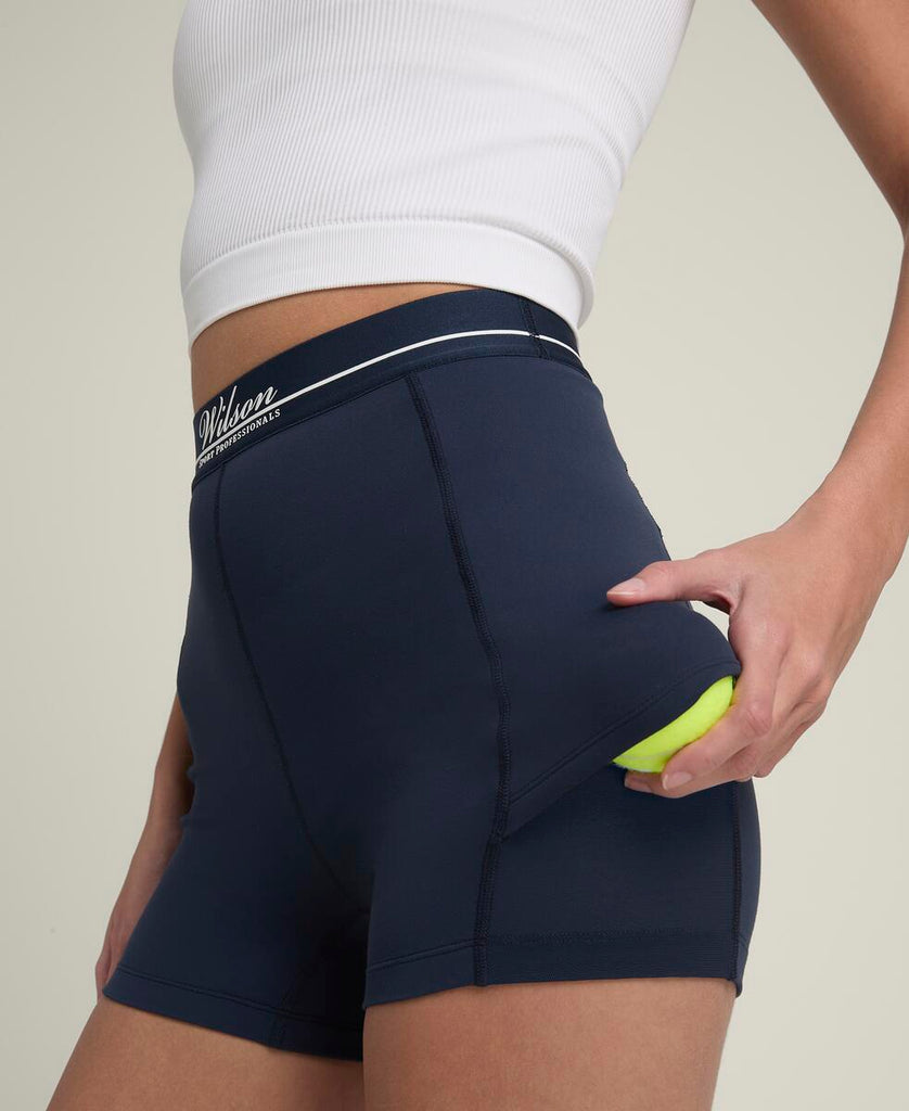 テニスボール ショートパンツ - クラシックネイビー by Wilson Japan